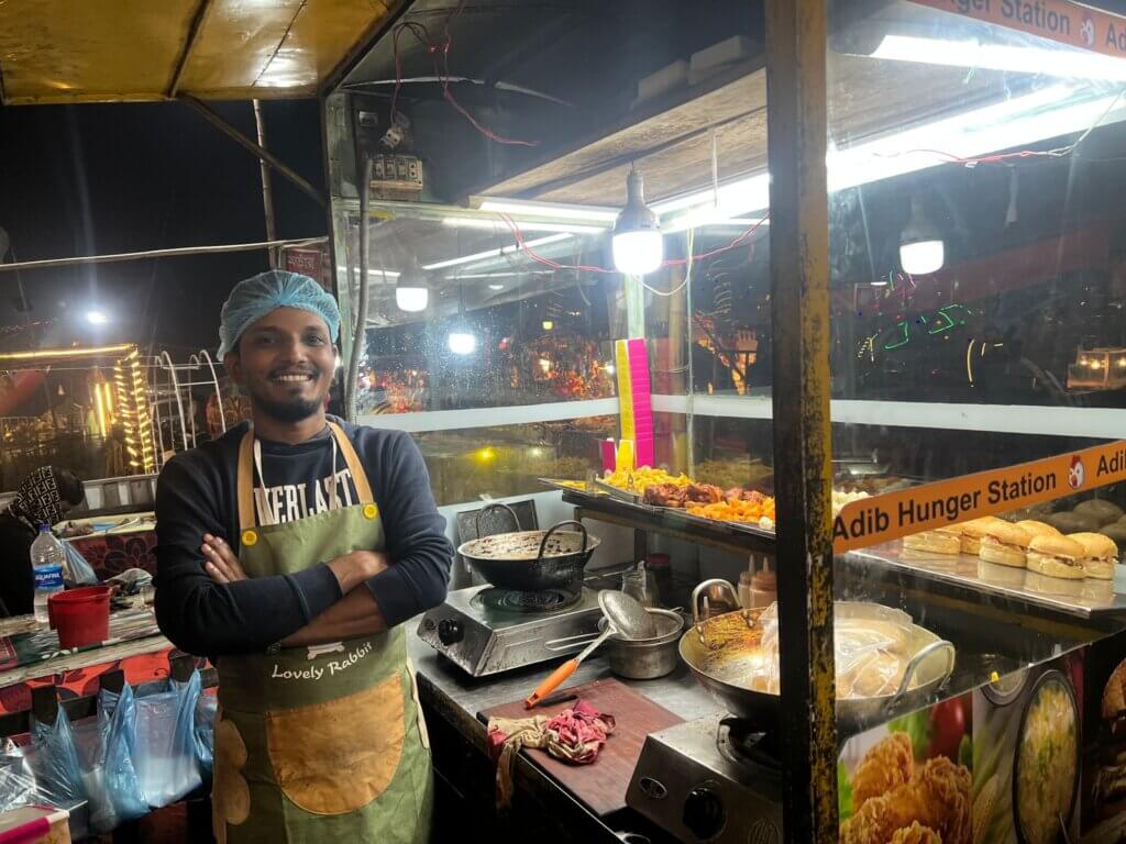 Street food vendor in Bangladesh who could benefit from mobile cooling solutions to protect themselves, their customers, and their food from extreme heat. Credit: IFPRI.